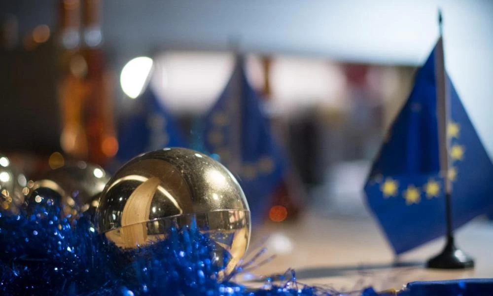 Γεννεές 14 τους πέρασε στην Ευρωβουλή για το...κομμένο "Καλά Χριστούγεννα" βουλευτής του Όρμπαν: Ο Όργουελ θα στριφογυρνάει στον τάφο του (Βίντεο)